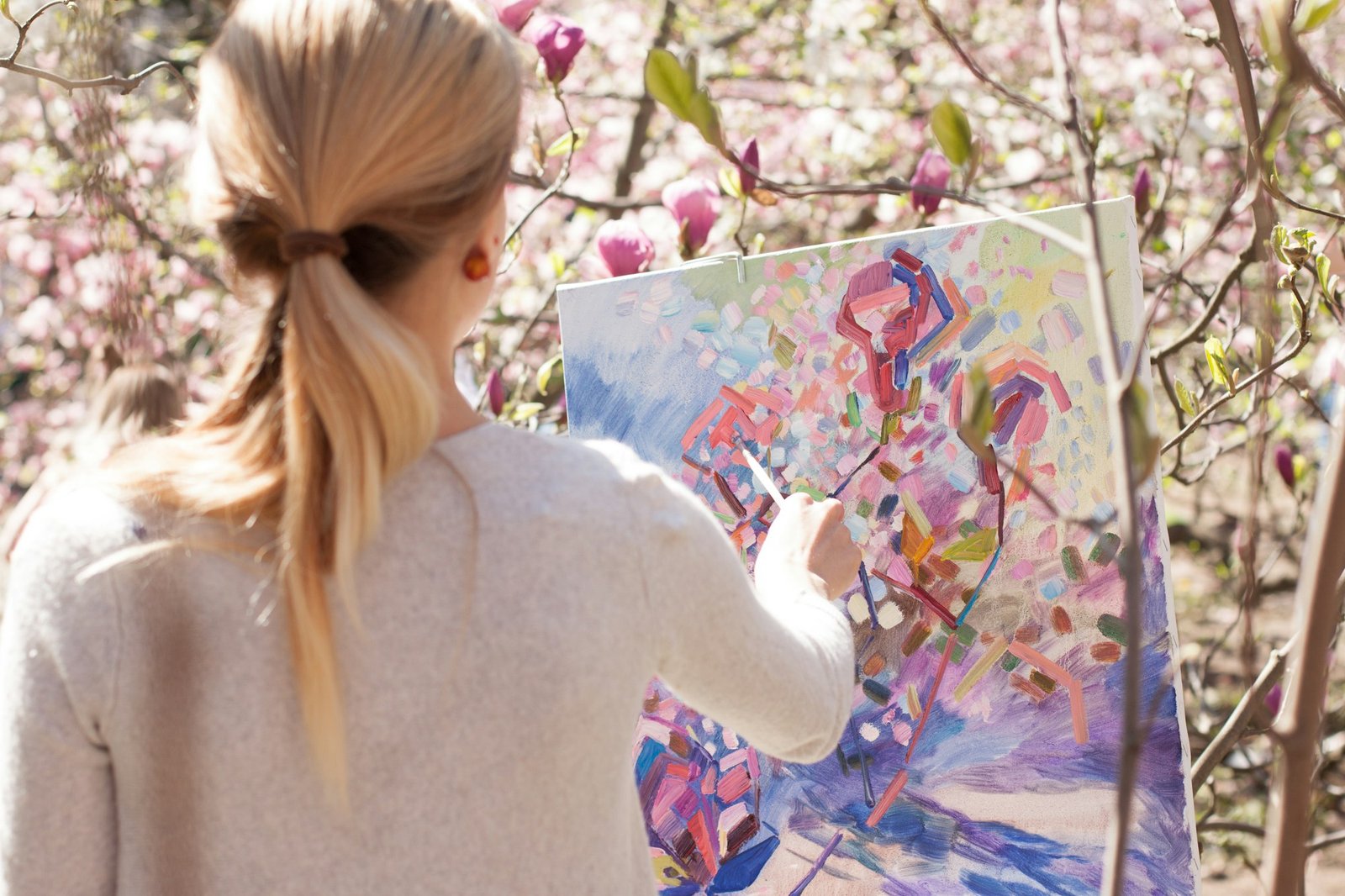 Artiste peignant une toile colorée à l'atelier