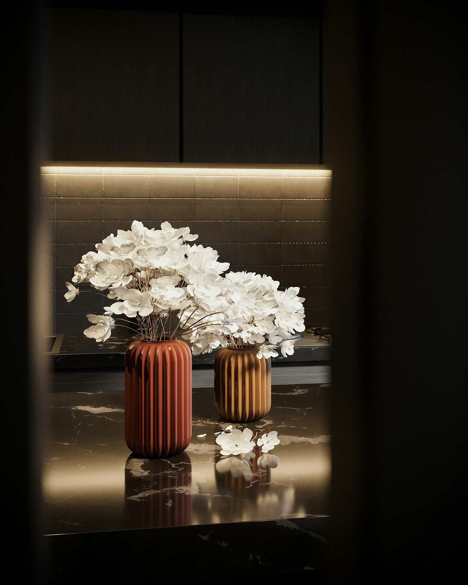 Bouquet blanc sur une console sombre