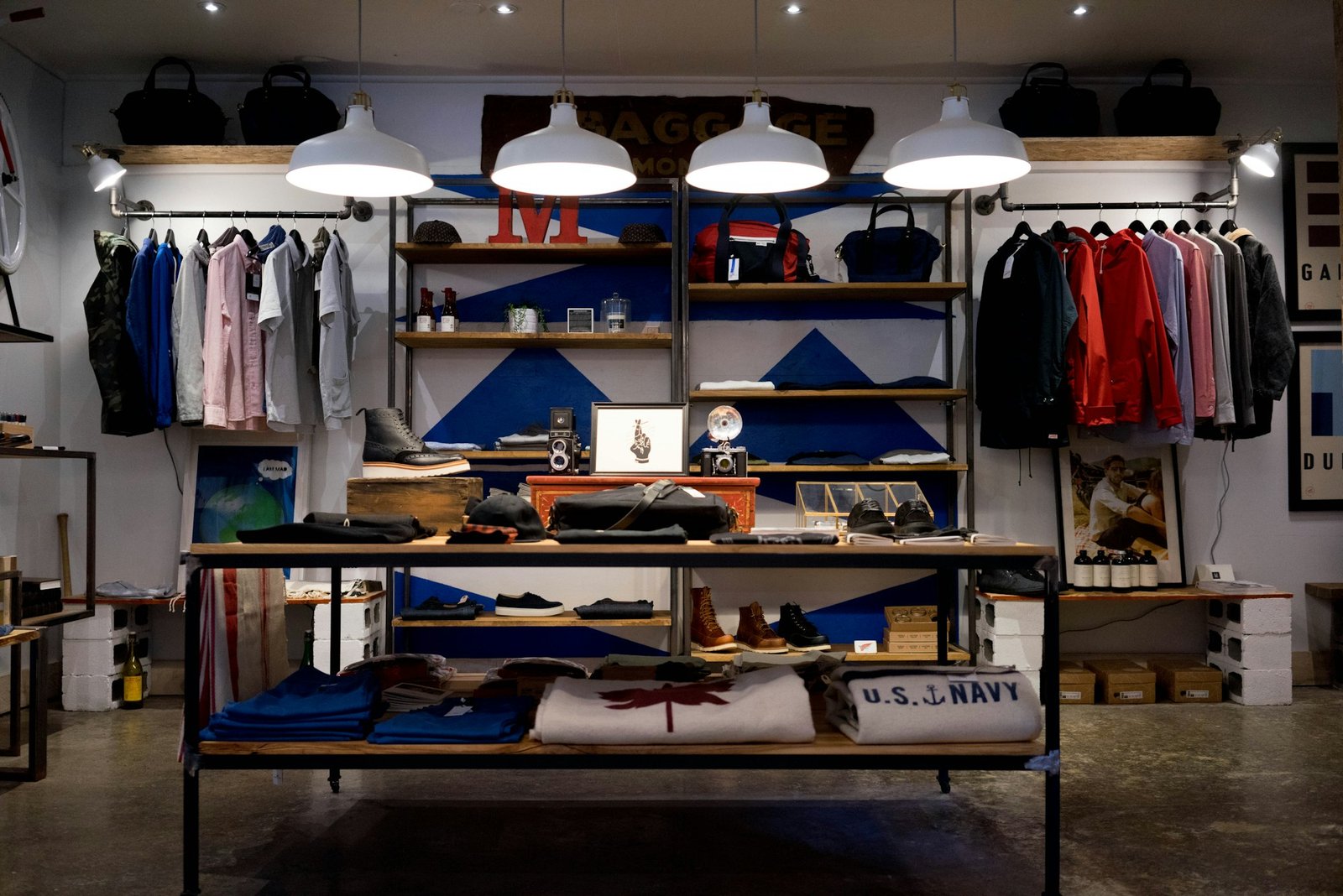 Boutique aux portants métalliques et suspensions