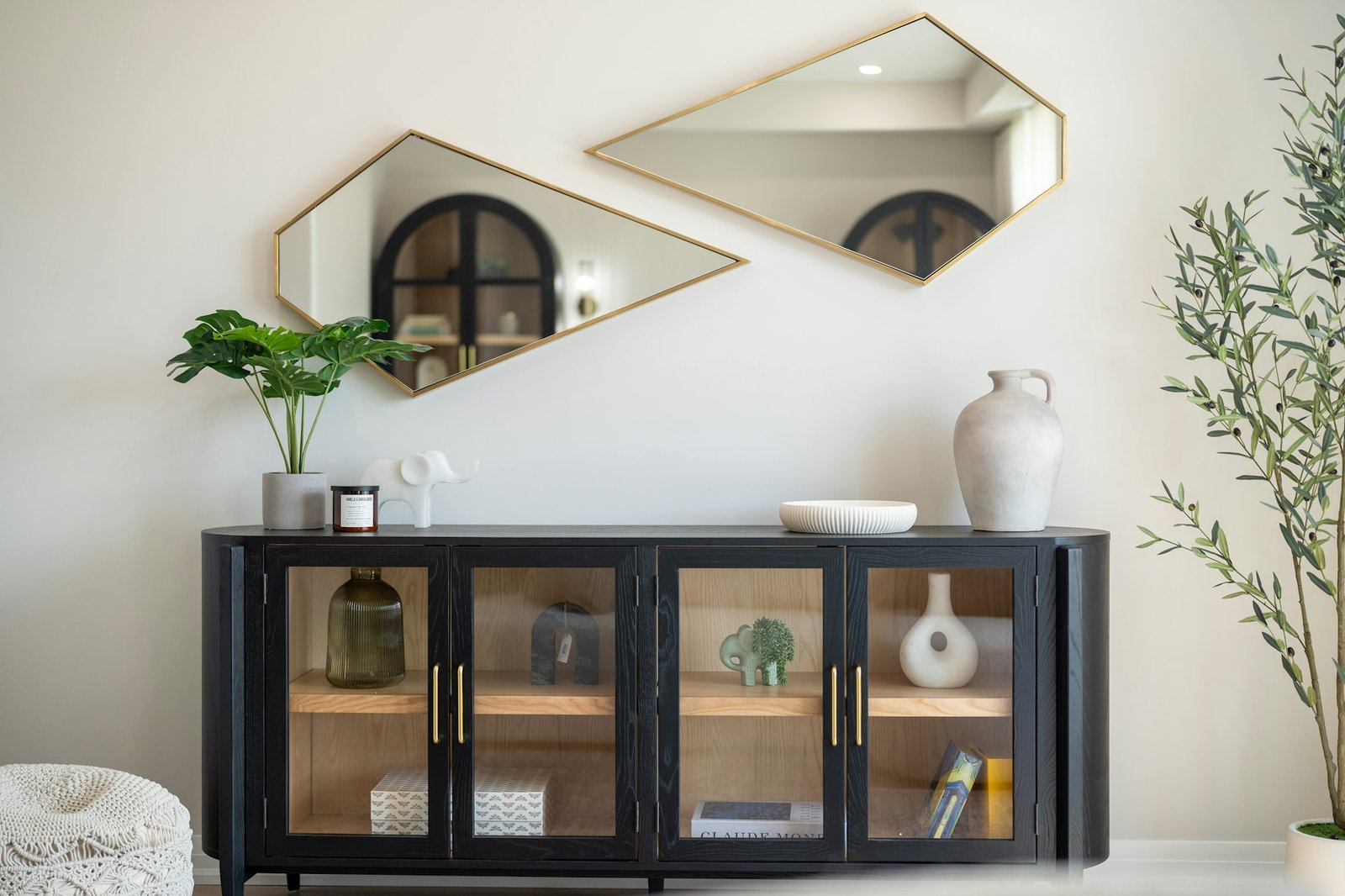 Buffet noir et miroirs géométriques