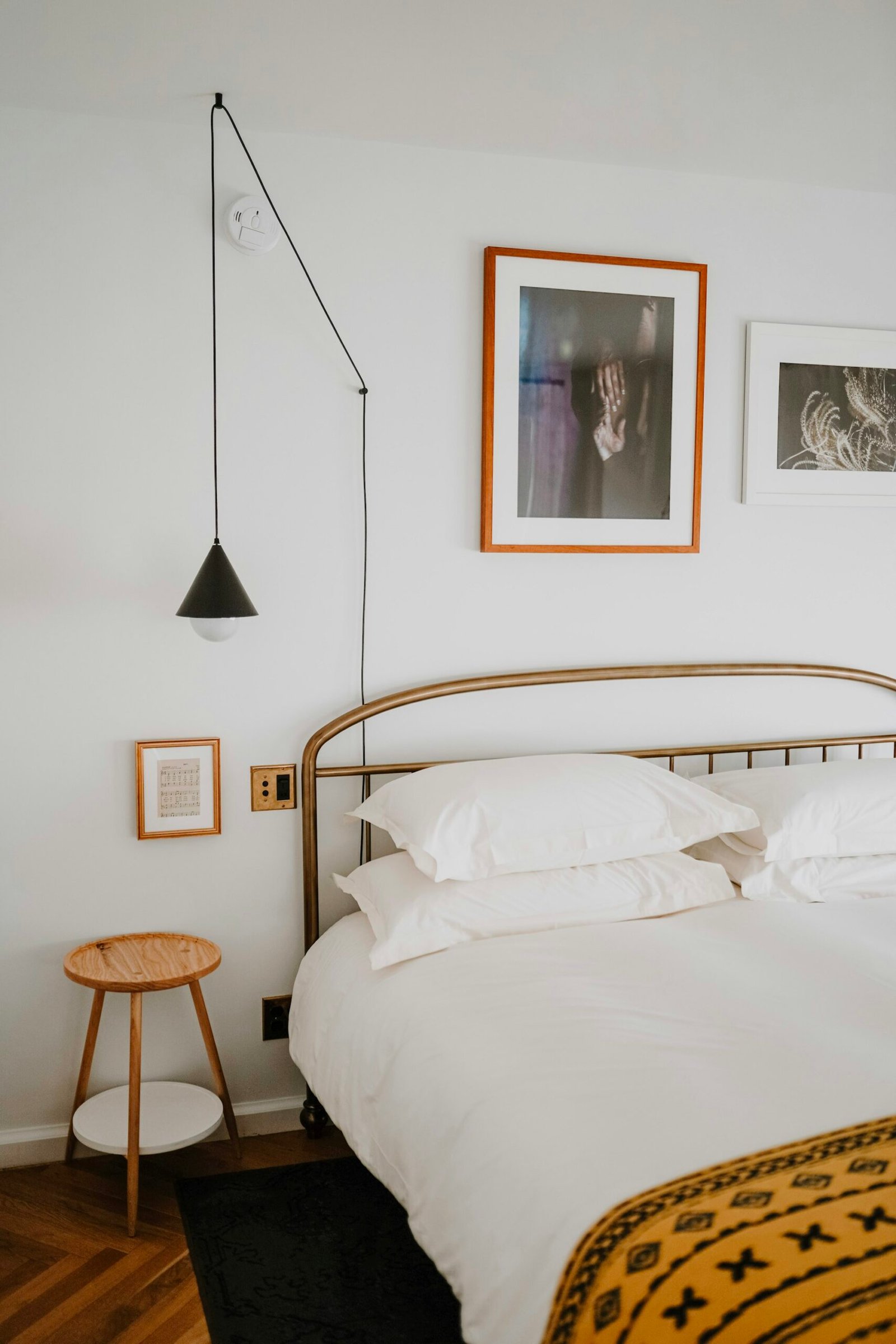 Chambre blanche, tête de lit en laiton