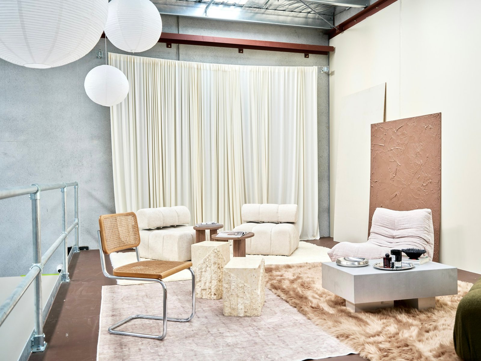 Coin salon et lanterne suspendue