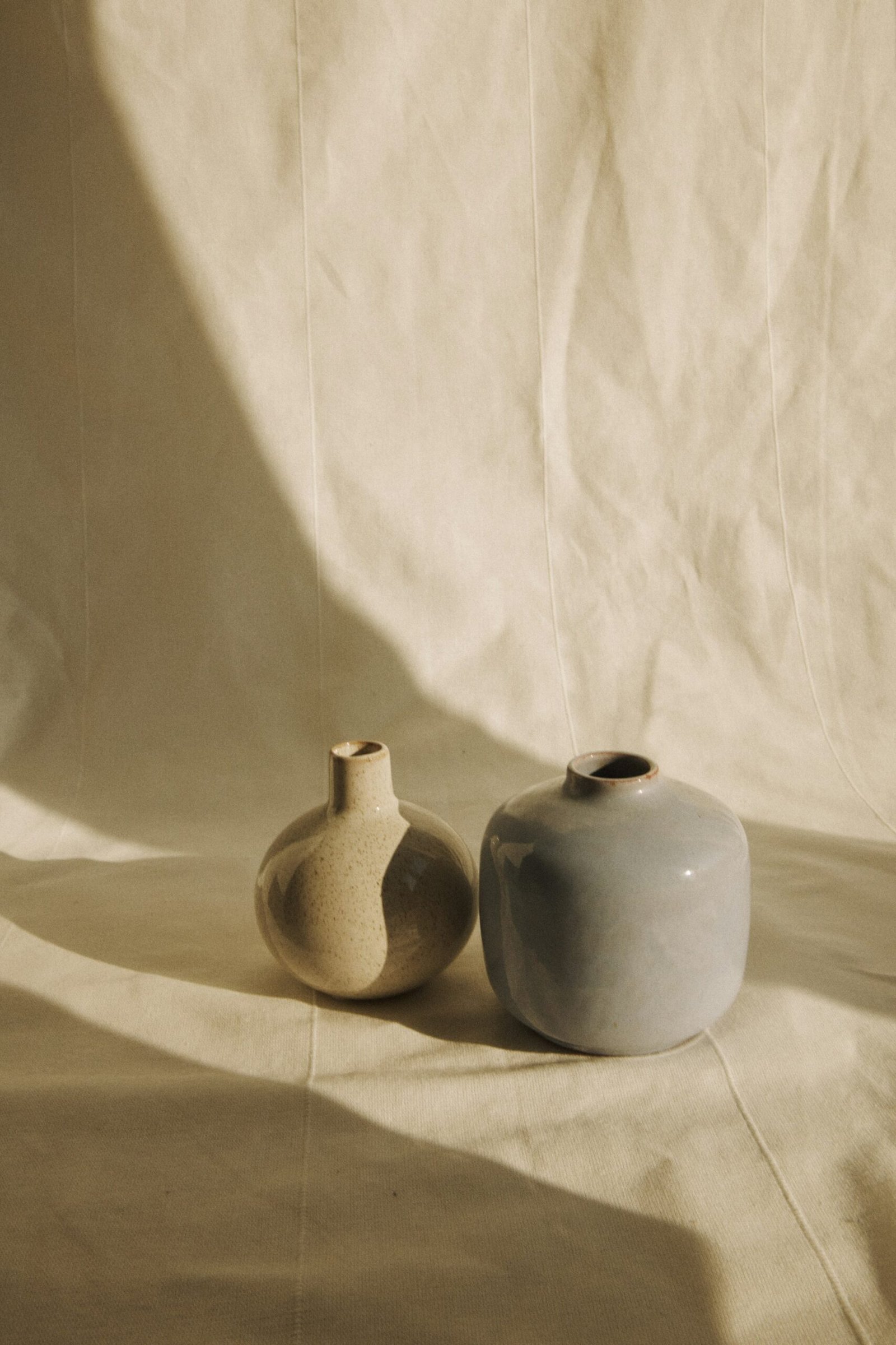 Deux vases en grès posés sur une table