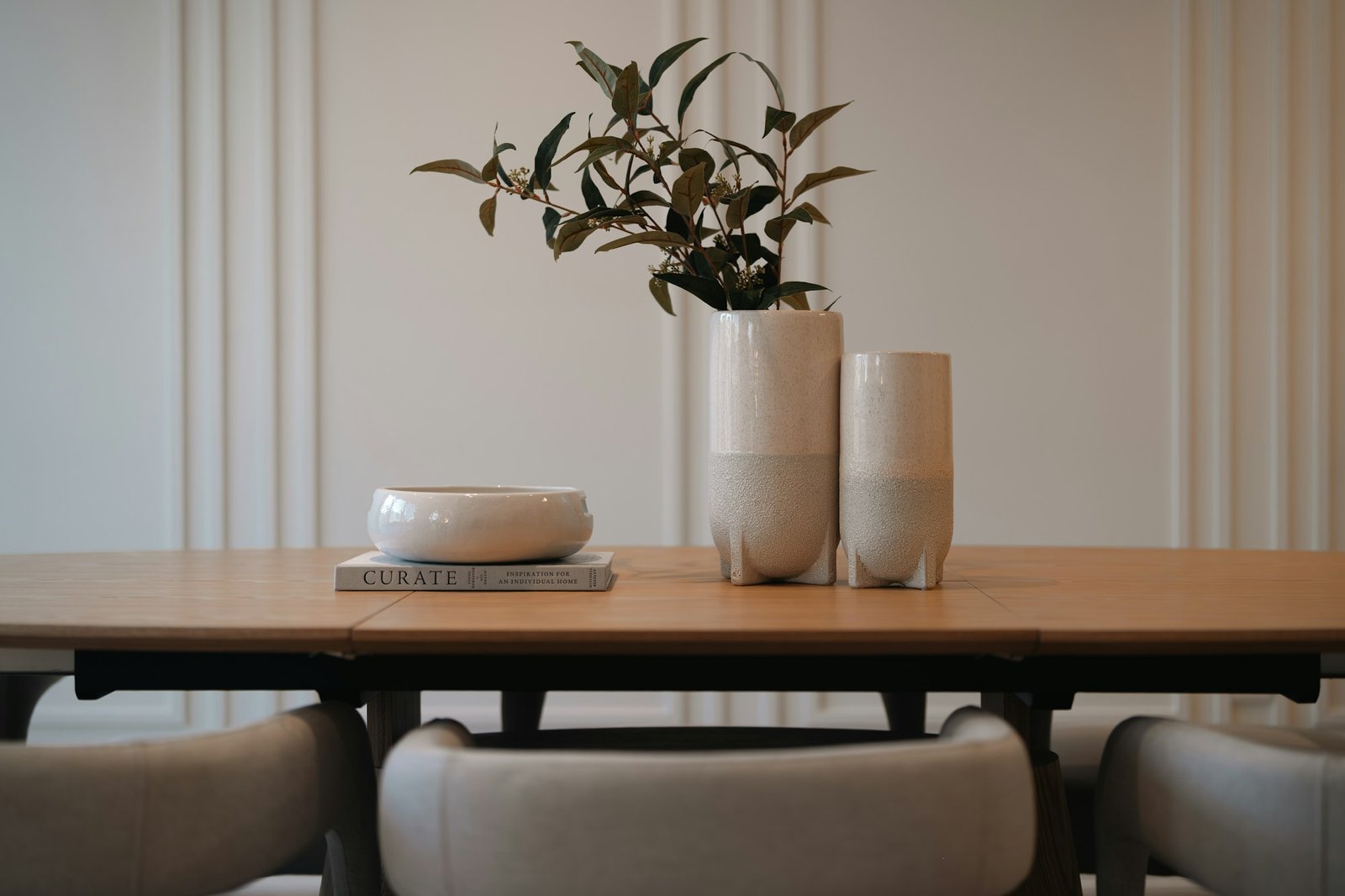 Deux vases et une coupe en grès sur une table en bois