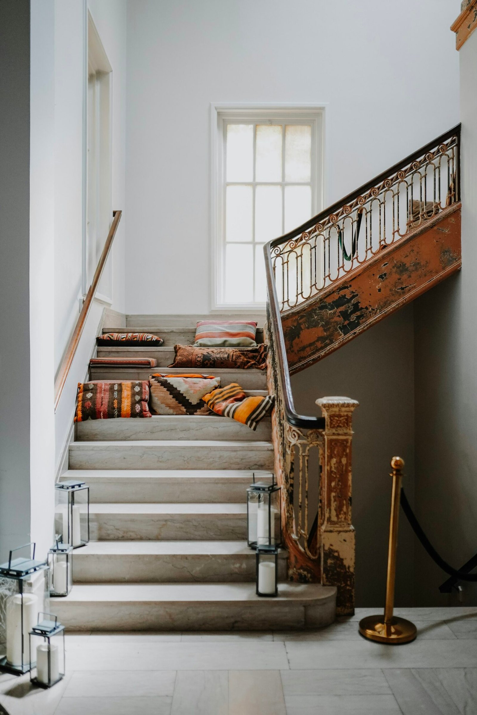 Escalier en bois aux tapis tissés