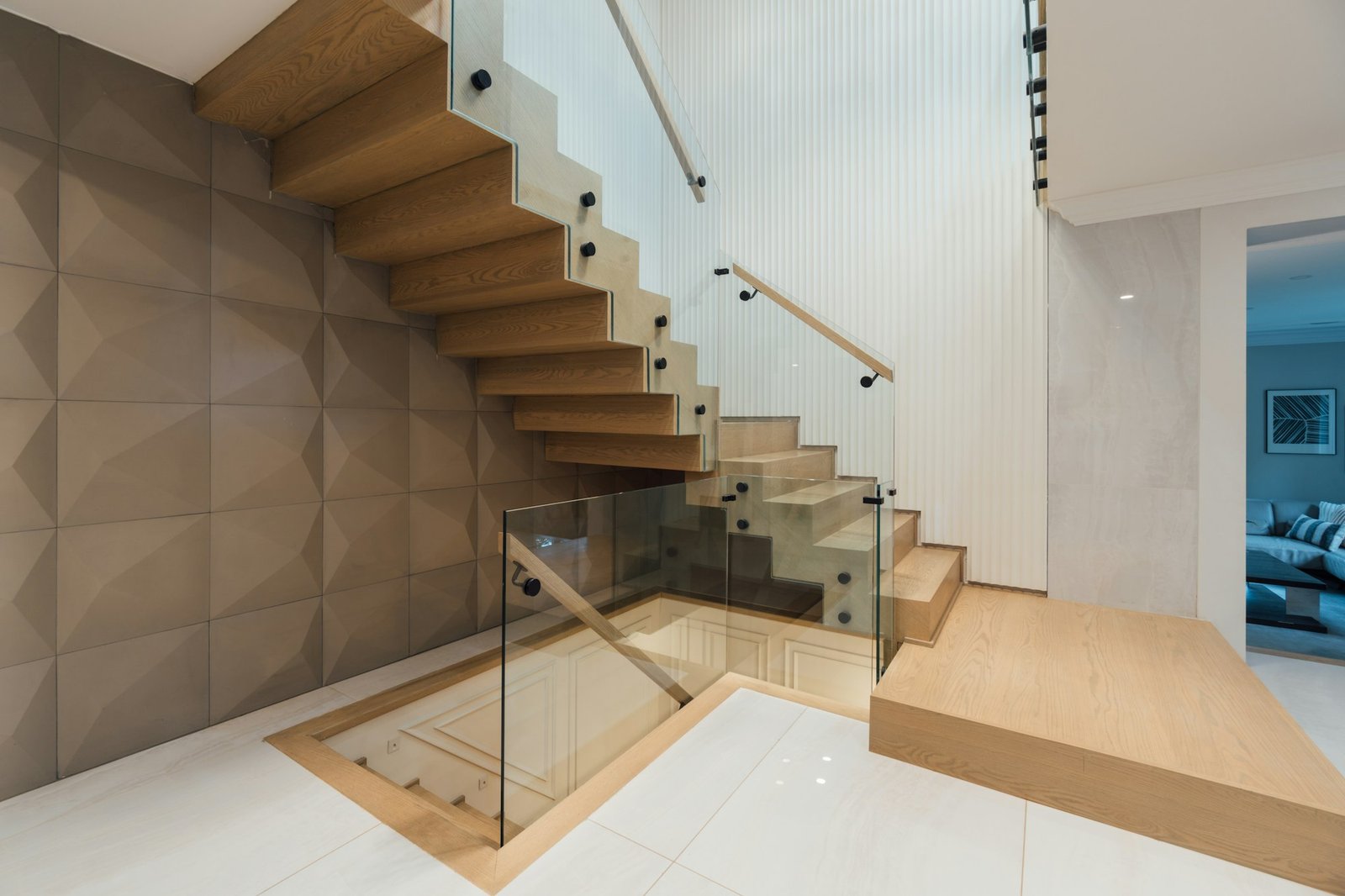 Escalier en bois et garde-corps en verre