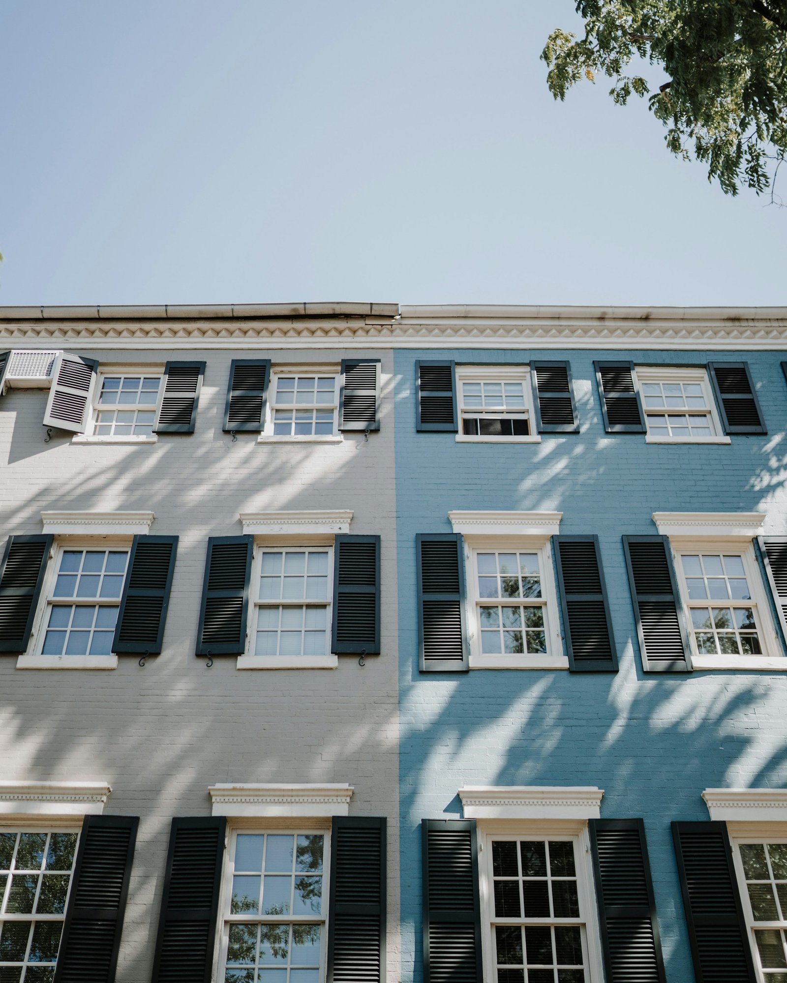 Façade bleue et blanche de la maison