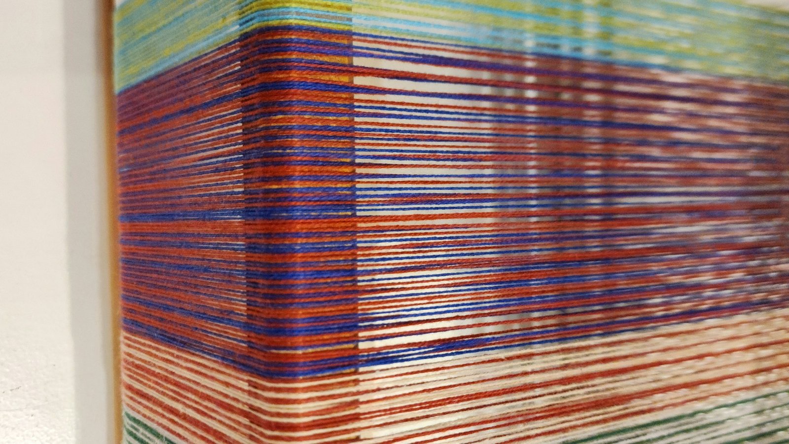 Horizon, composition en fils colorés tendus