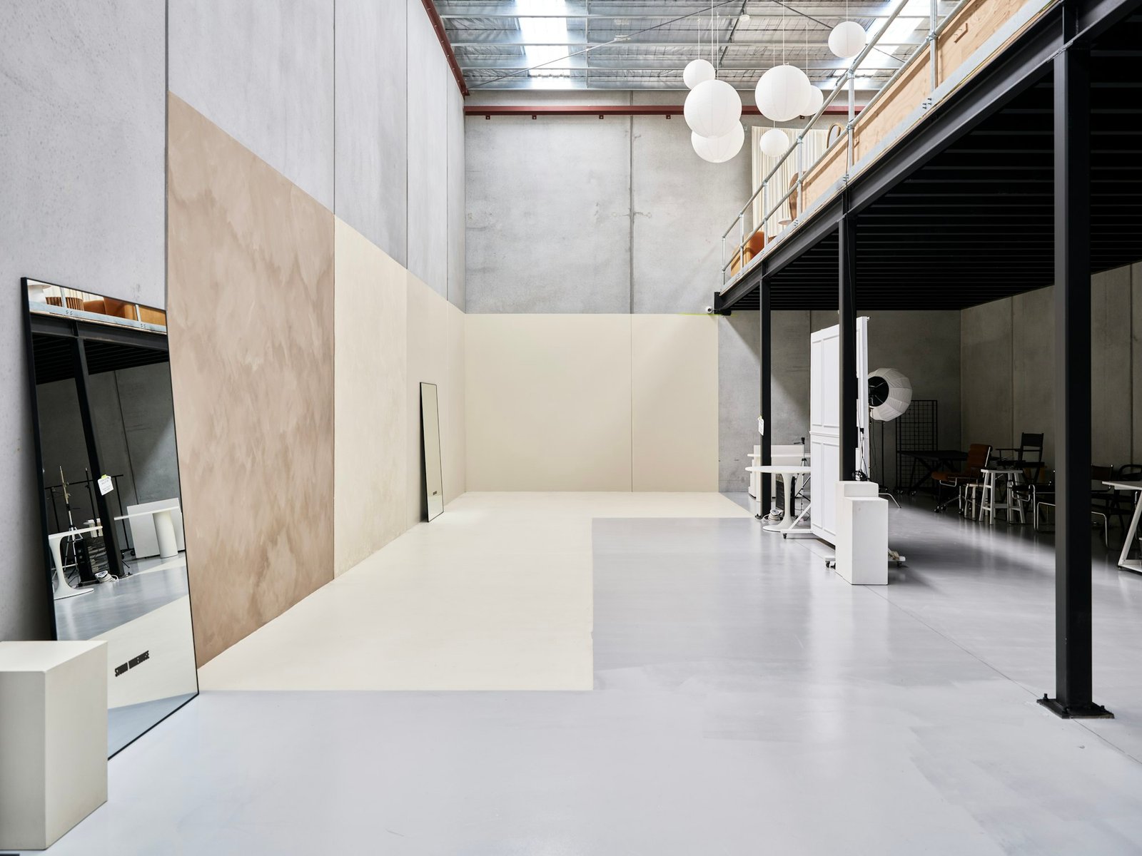 Grand volume industriel aux murs clairs