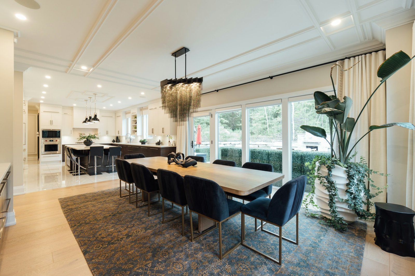 Grande salle à manger de la villa ouverte sur le jardin
