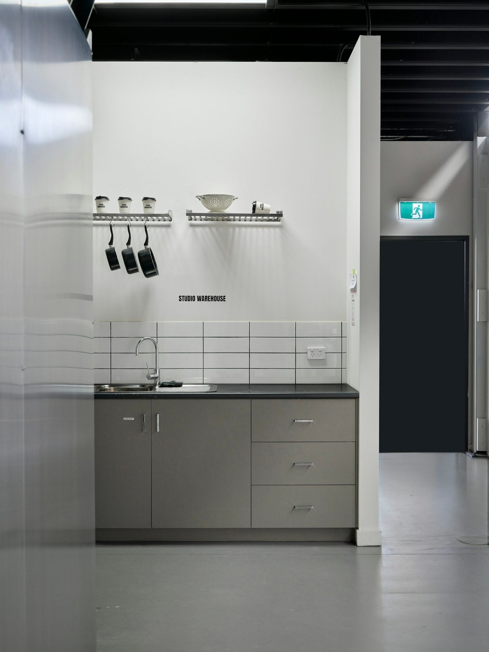 Kitchenette aux armoires grises