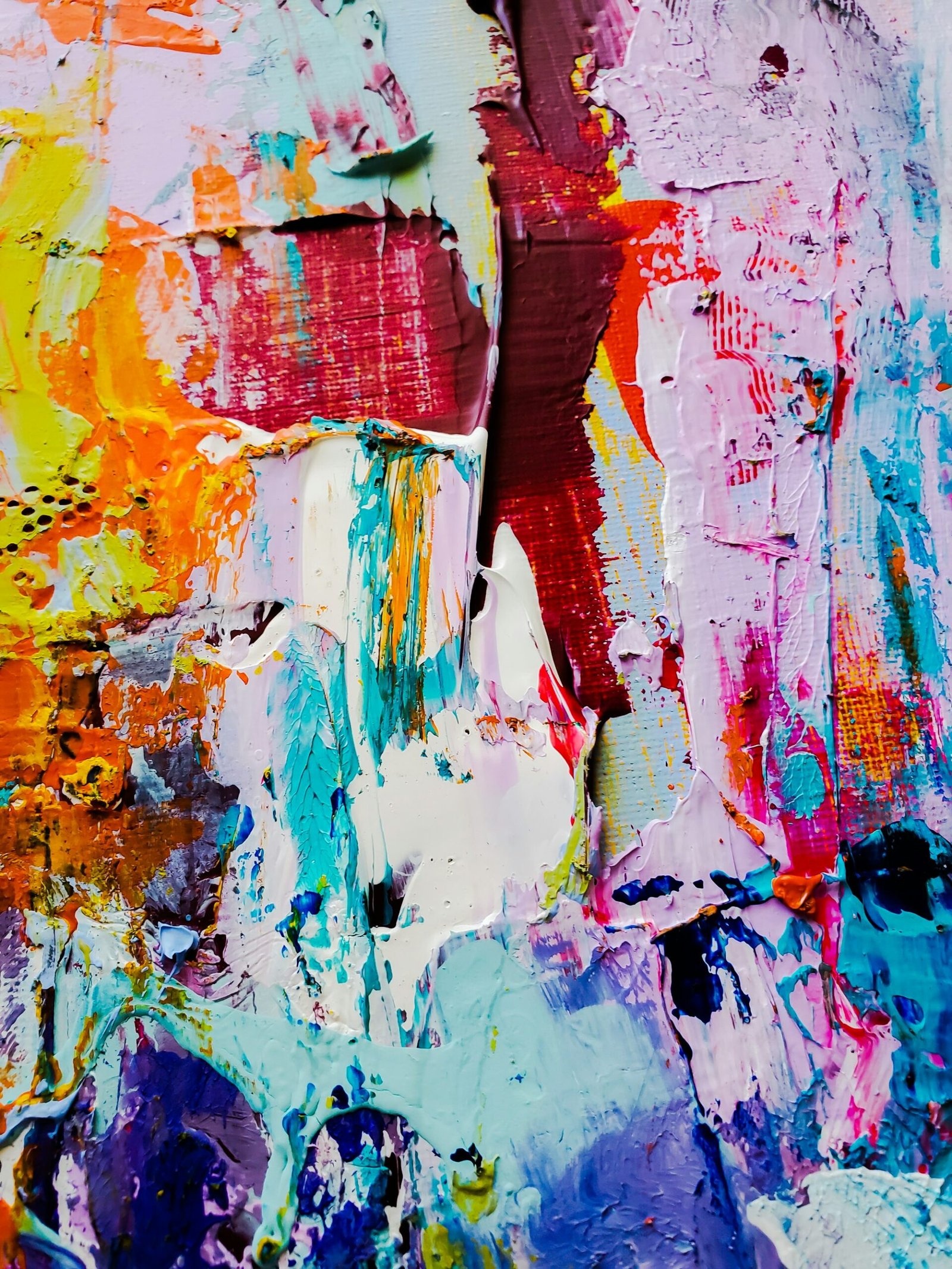 Détail d'une toile acrylique abstraite aux couleurs vives