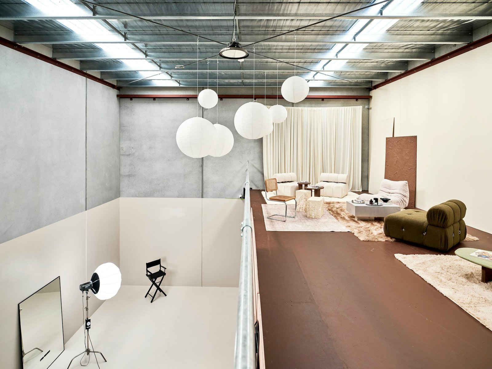 Loft sur deux niveaux éclairé par des lanternes en papier