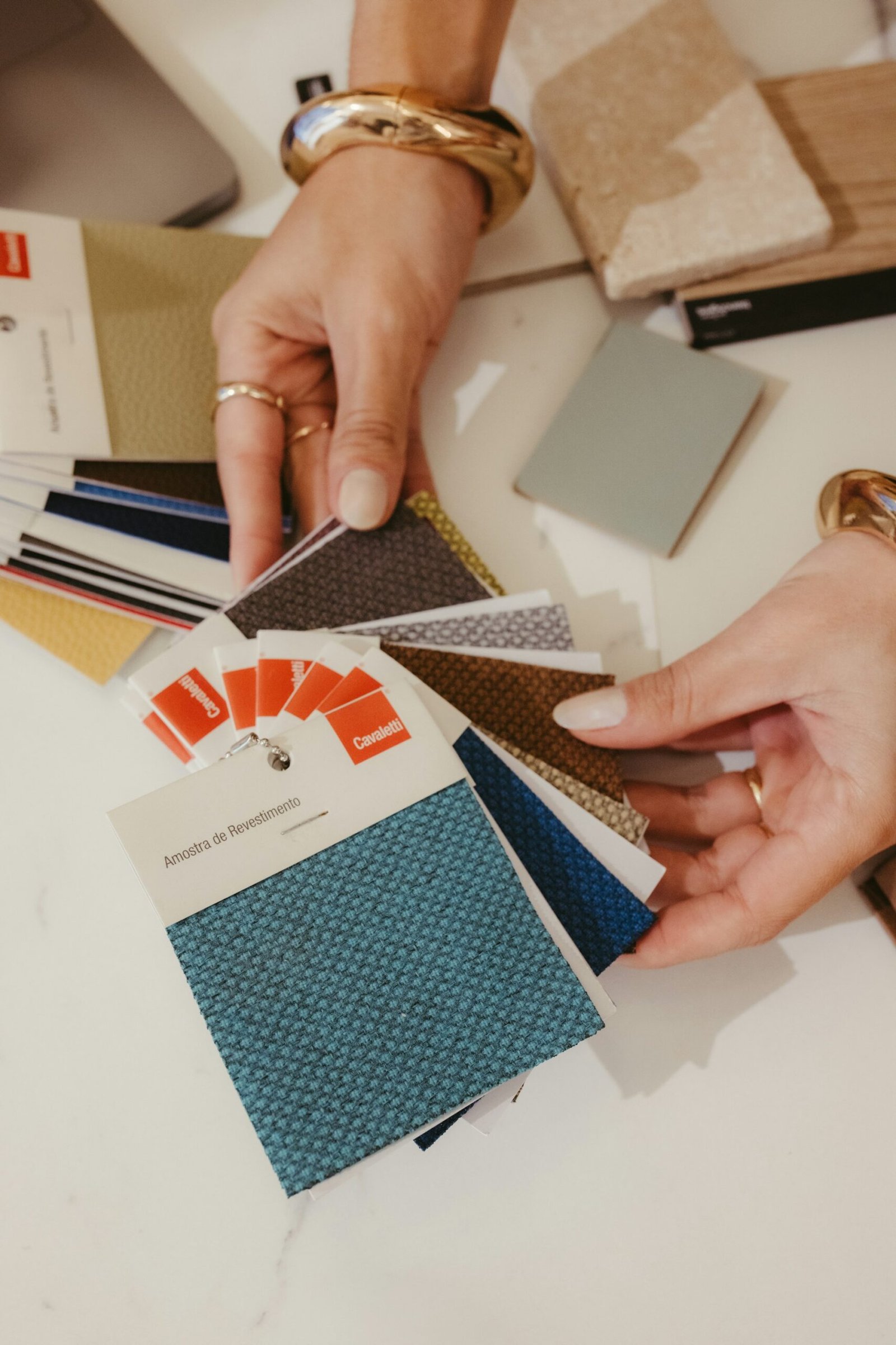 Mains choisissant des échantillons de tissus et de couleurs
