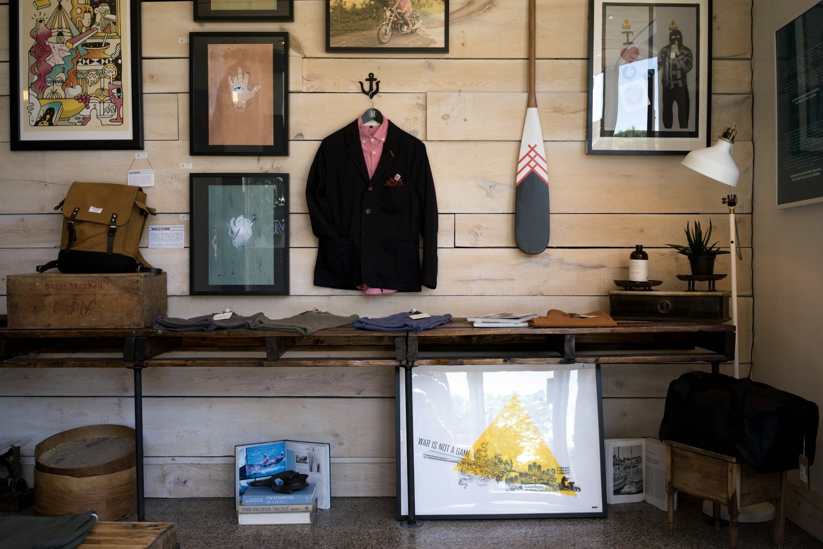 Mur de présentation en bois et cadres