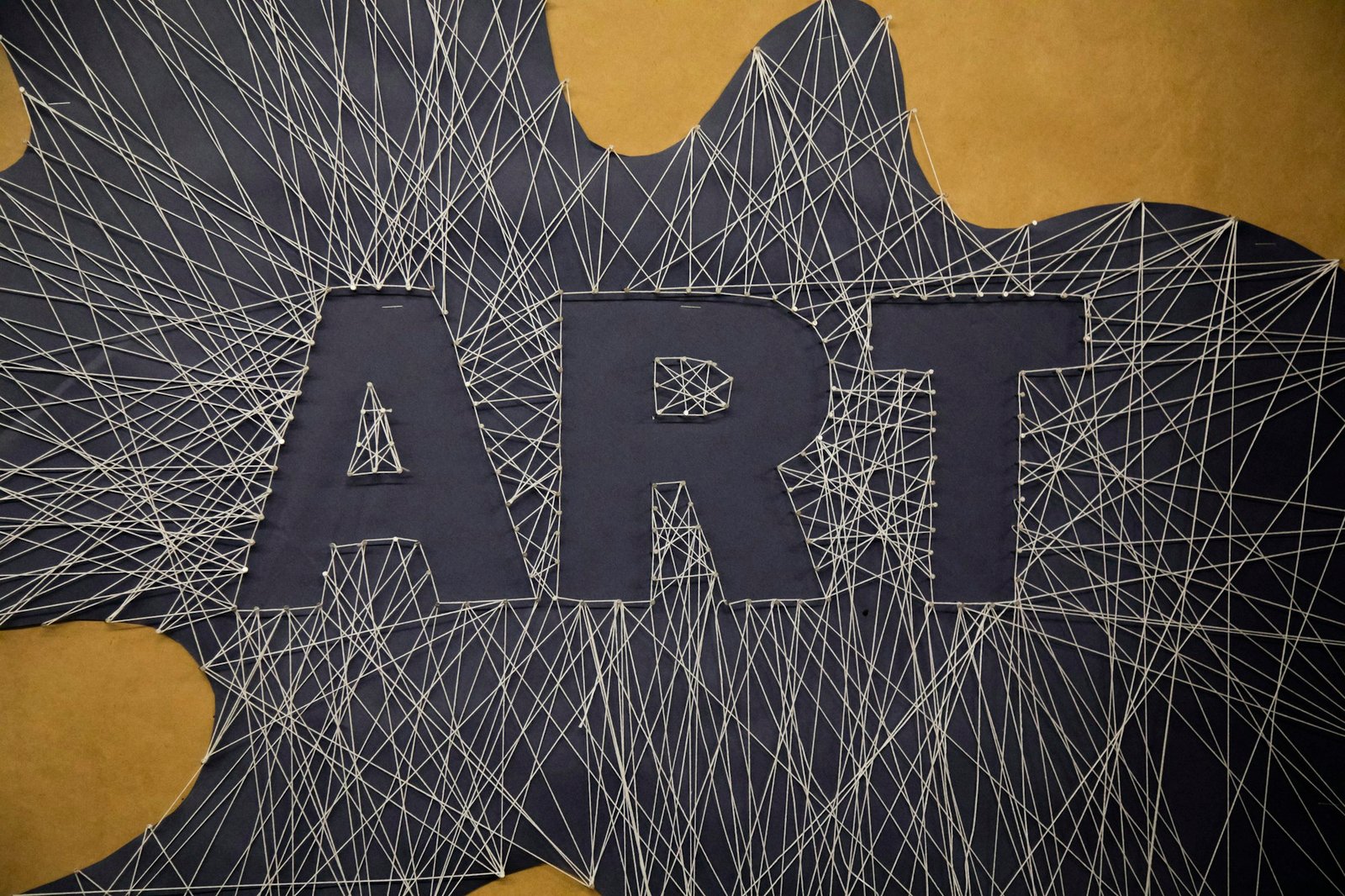 ART, composition en clous et fil tendu