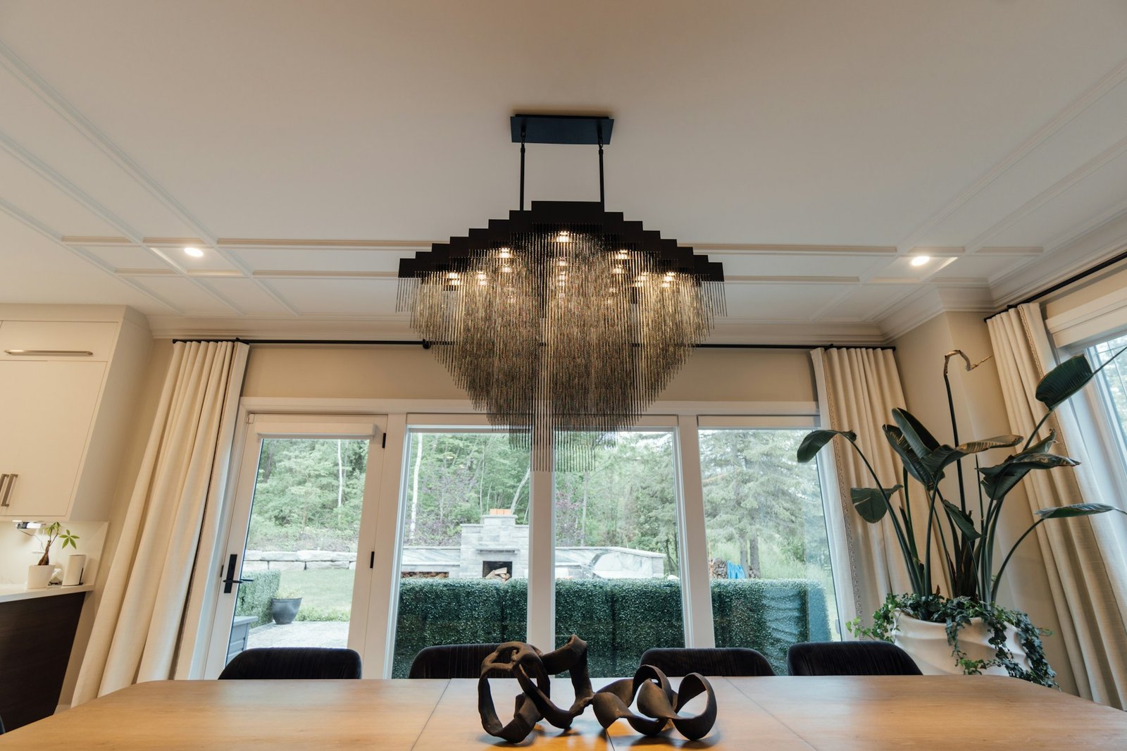 Salle à manger sous un lustre en cascade