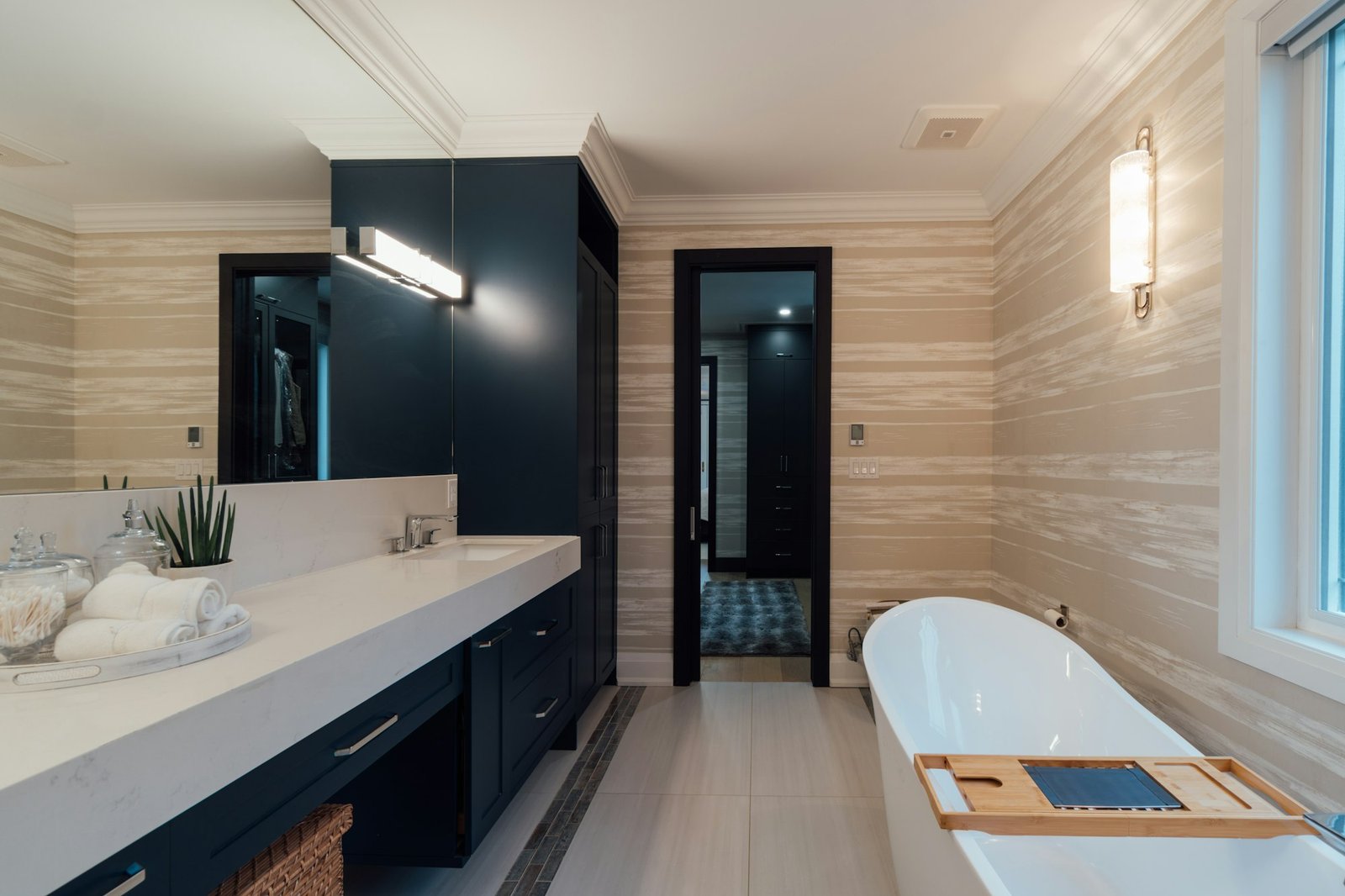 Salle de bain en marbre et baignoire îlot