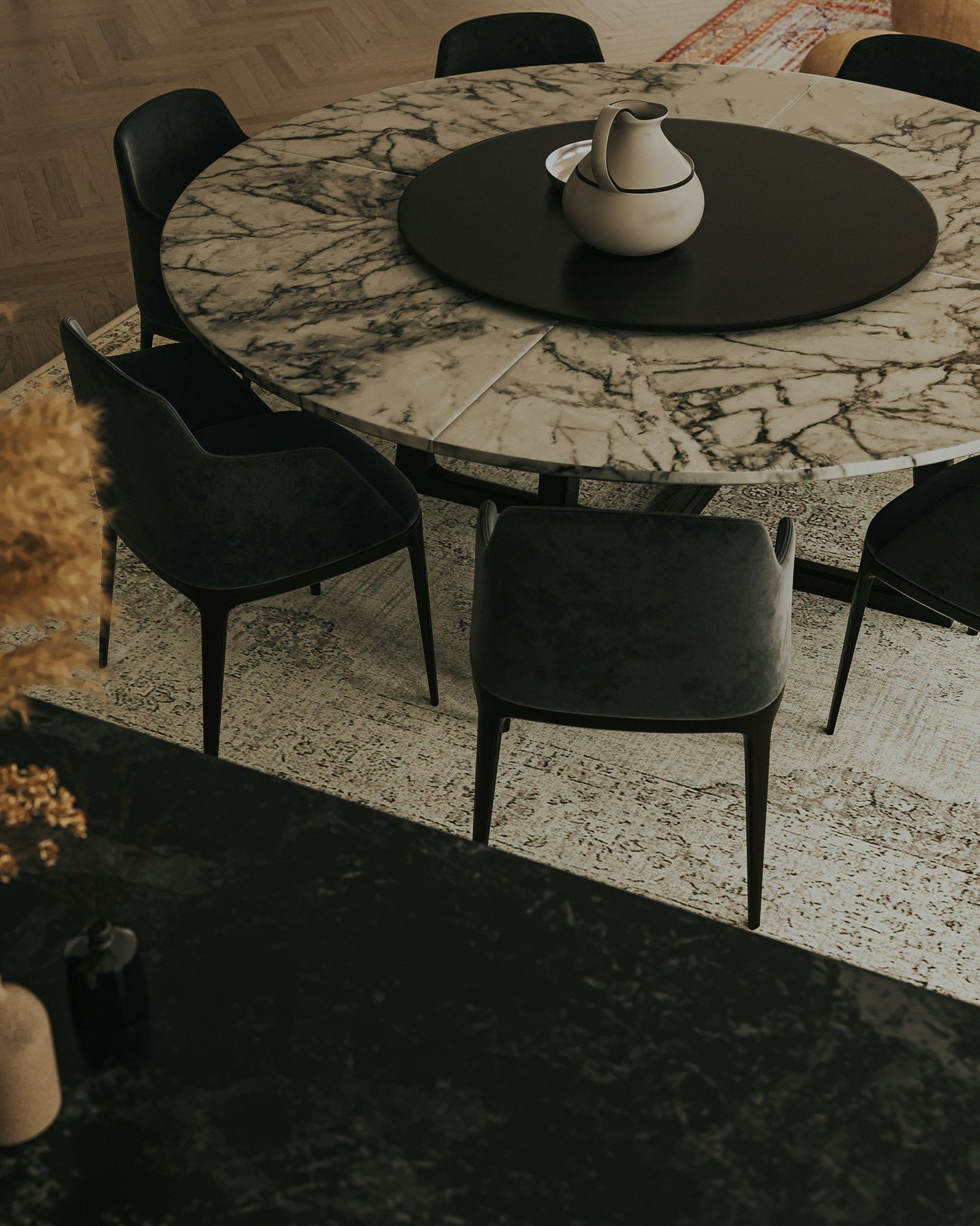 Table en marbre et chaises en cuir noir