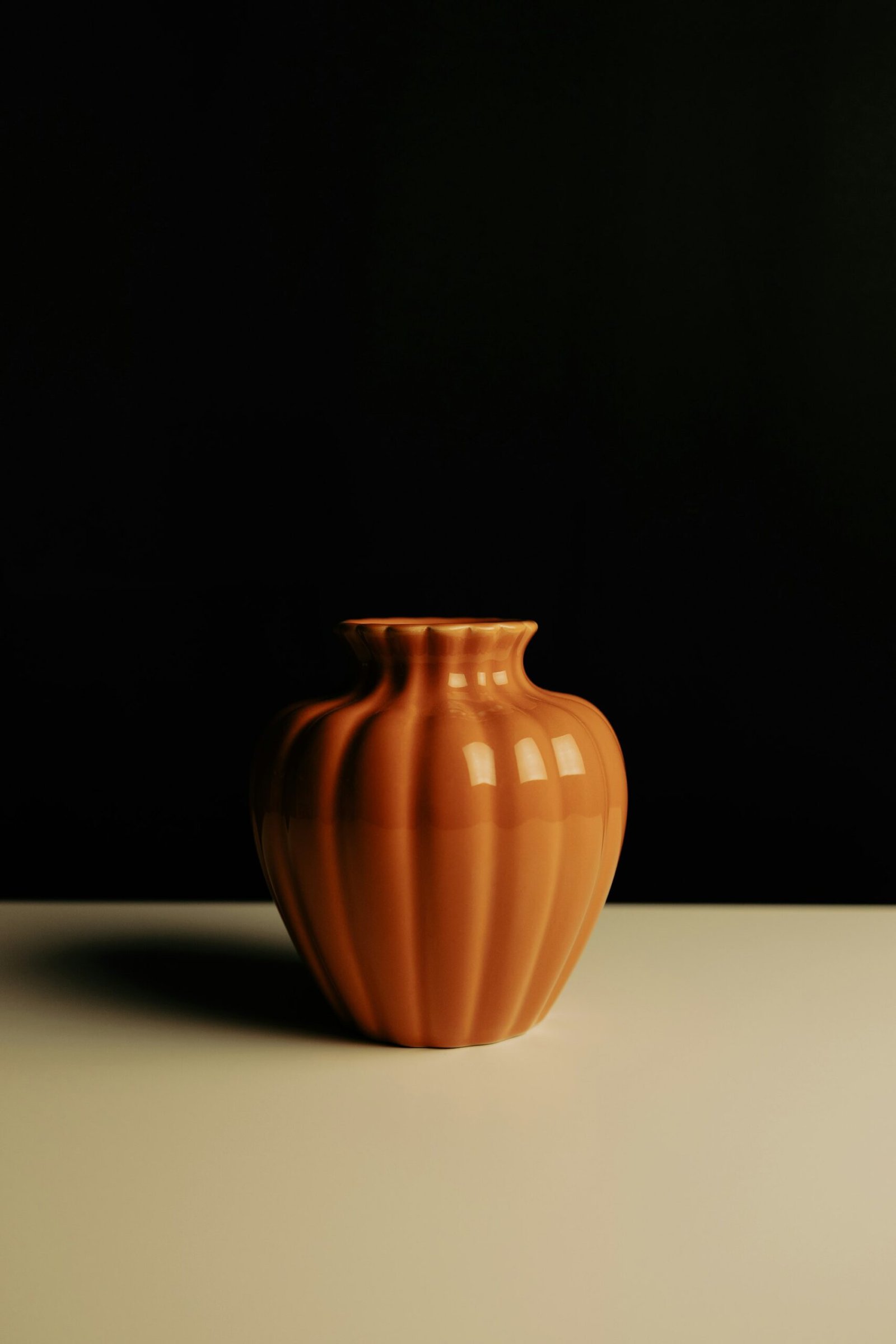 Vase en céramique ambre sur fond sombre