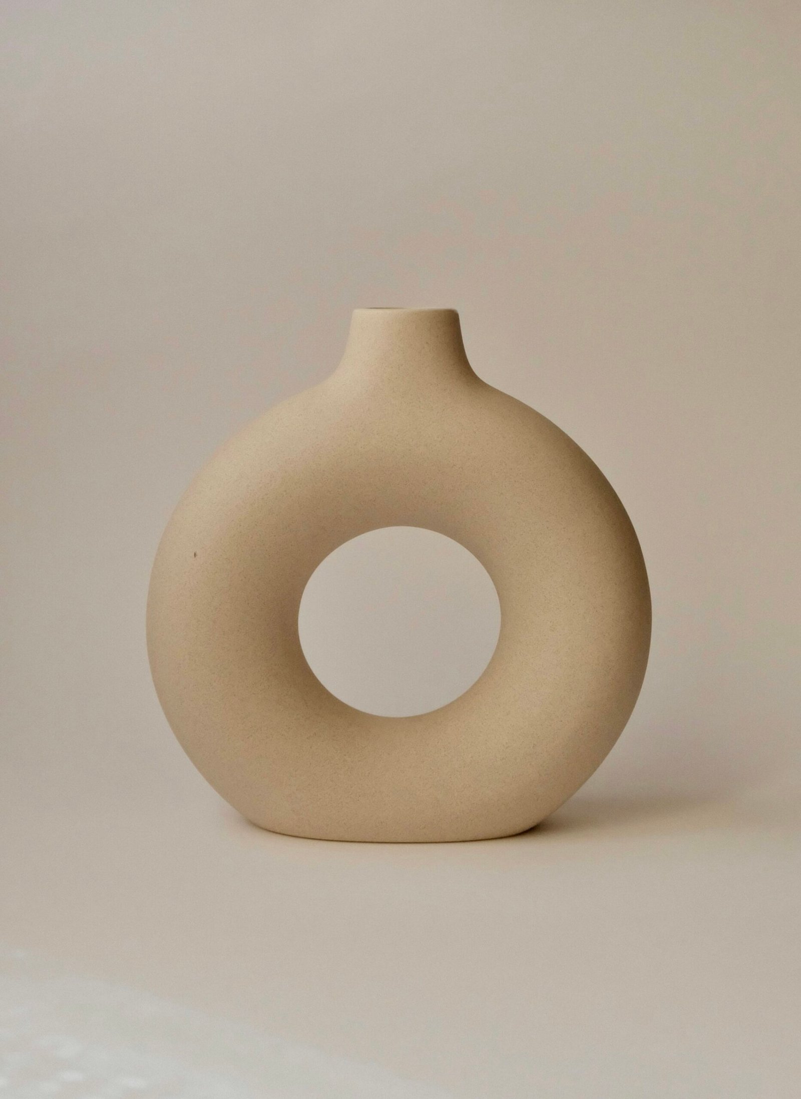 Vase en céramique blanche en forme d'anneau