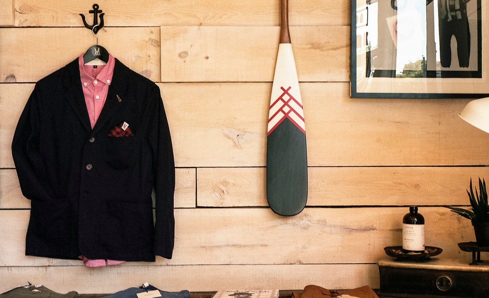 Veste exposée sur un mur en lames de bois