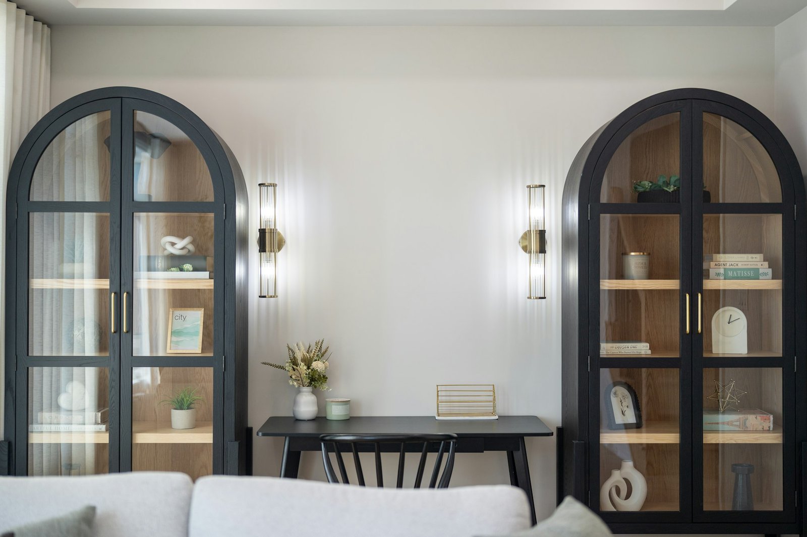 Vitrines noires voûtées encadrant un bureau